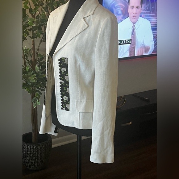 DOLCE & GABBANA White suit with floral details.
Jacket with button closure. - Picture 9 of 16